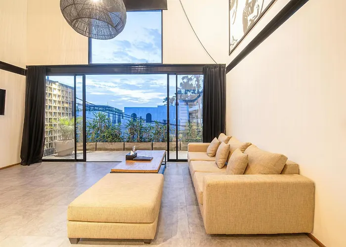 Expansive Loft 200m From *