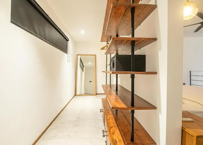 Expansive Loft 200m From