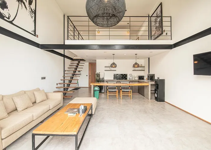 Expansive Loft 200m From ホテル