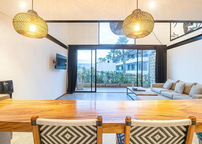 Expansive Loft 200m From *
