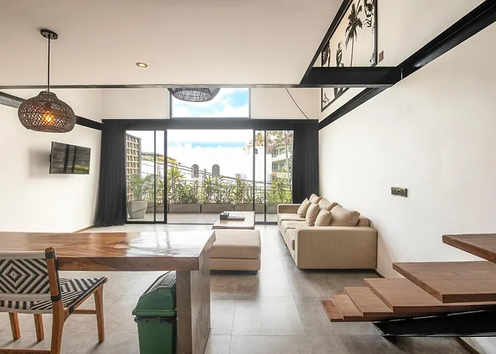 Expansive Loft 200m From *