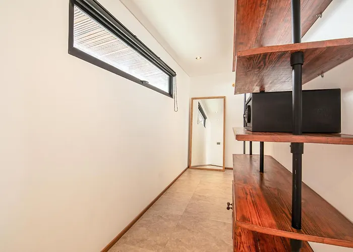 Expansive Loft 200m From