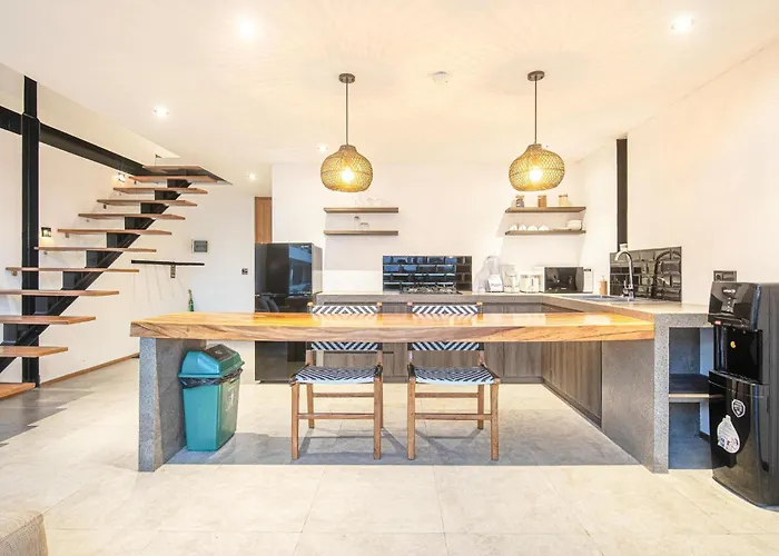 Expansive Loft 200m From ホテル