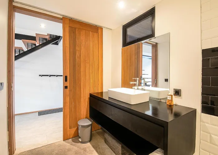 Expansive Loft 200m From *