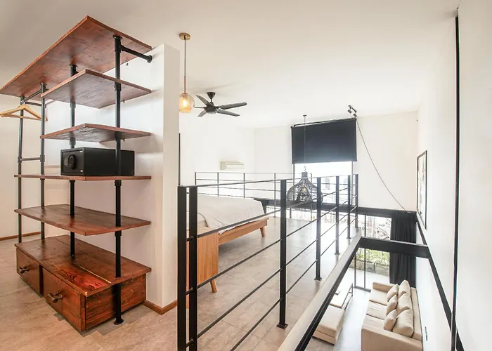 Expansive Loft 200m From ホテル *